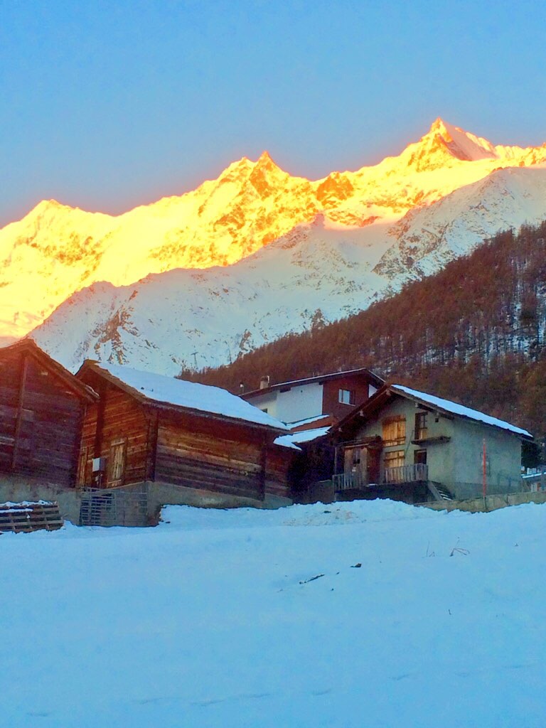 Saas-Fee begrüsst den Morgen am 22.11.14